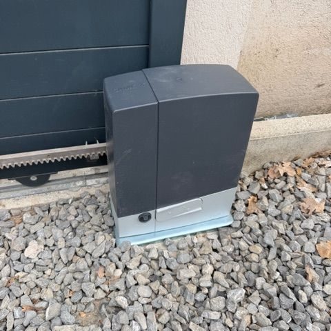 Remplacement d'une motorisation de portail CAME BXV400 dans une micro-crèche à Carros