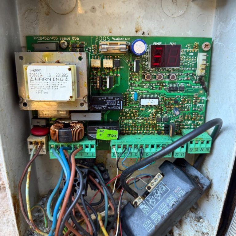Platine électronique FAAC 455D exposée à l'humidité dans un coffret à Menton