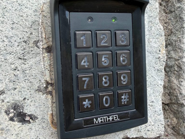 Installation digicode portail Saint-Jeannet Nouveau digicode installé sur portail automatique à Saint-Jeannet