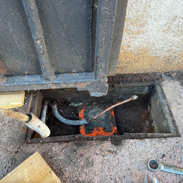 Remplacement d'un vérin hydraulique FAAC 750 sur portail à Colomars