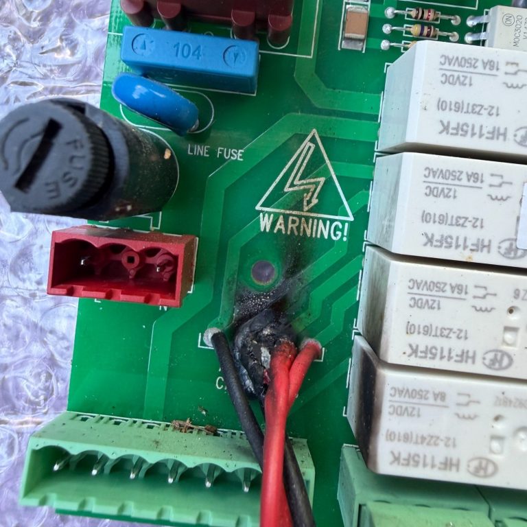 Détail des dégradations sur la carte électronique CAME ZM3E Gros plan sur une carte électronique CAME ZM3E endommagée à Cap-d'Ail