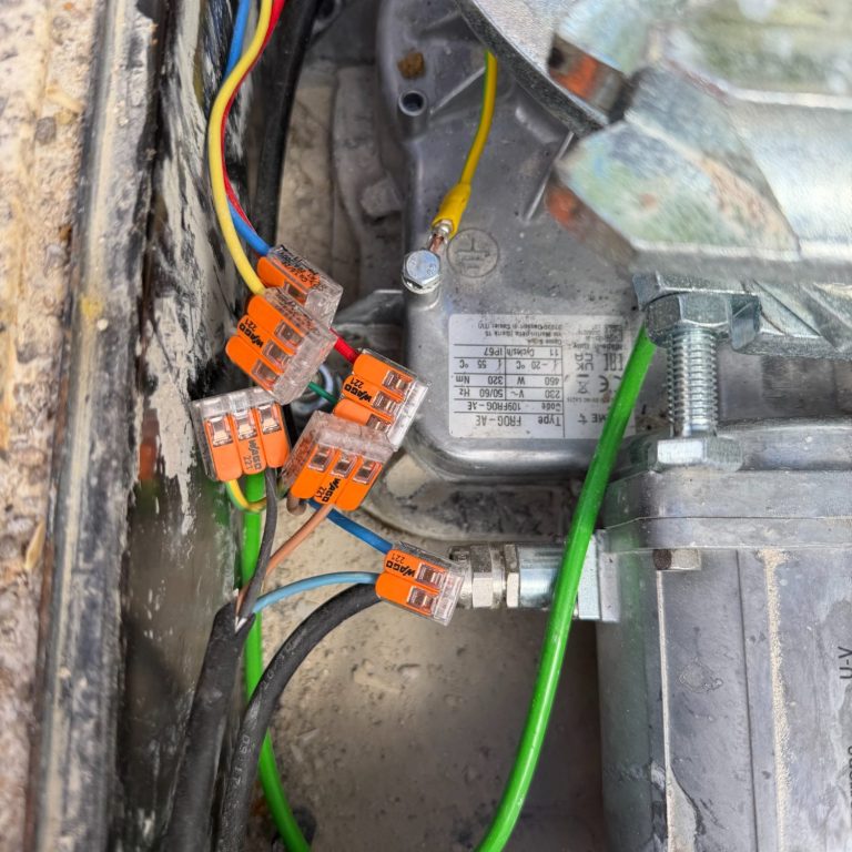 Raccordements électriques non protégés dans un moteur enterré CAME Frog Carte électronique CAME ZLX230 en panne sur moteur enterré CAME Frog à Mouans-Sartoux