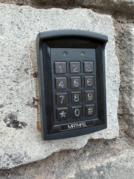 Installation digicode portail Saint-Jeannet Nouveau digicode installé sur portail automatique à Saint-Jeannet