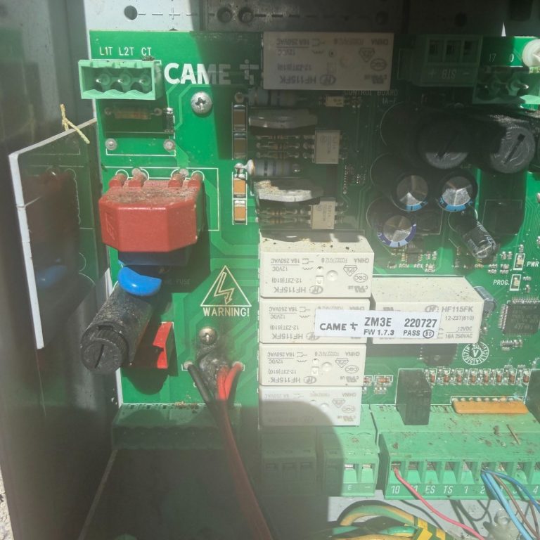 Platine électronique FAAC 455D exposée à l'humidité dans un coffret à Menton