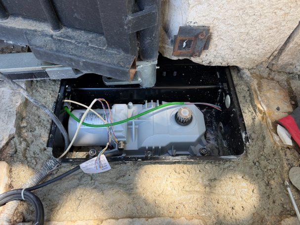 Moteur encastré Genius au sol avant remplacement Moteur encastré au sol Genius avant remplacement sur portail à Cannes